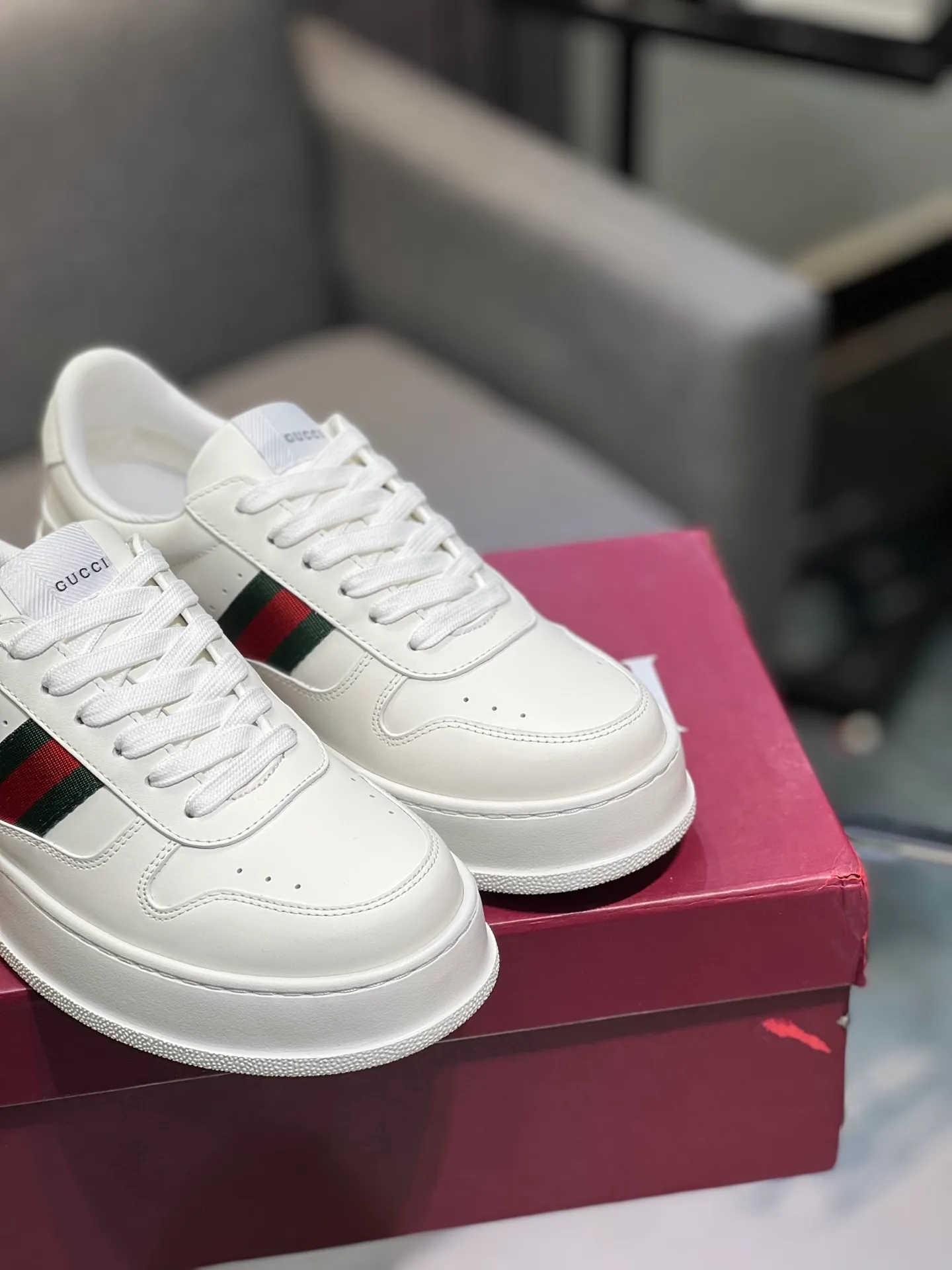 Men's men's shoes💰640 Gucci counter's latest couple's biscuit shoes‼ ️ 👑Purchasing agent level Gucci’s latest IP lightweight thick-soled white shoes can be put on your feet in seconds**4CM! ! Simple, easy to match and full of retro charm ~ the latest anti-counterfeiting cloth label on the tongue. And with electronic chip anti-counterfeiting.   The upper is made of imported environmentally friendly water-dyed calfskin, with a +1:1 fly-woven mesh surface to absorb sweat and an inner lining! Fly-knitted leather molded latex insole. Original IP lightweight outsole, one-piece injection molding, super comfortable and elastic, size: female 35-40 (female 41 customized) male 39-44 (male 38.45 46 customized)